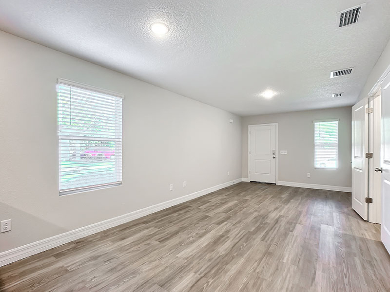 6926/6920 Thurston Rd, Jacksonville, Florida 32210, 4 Bedrooms Bedrooms, ,5 BathroomsBathrooms,Duplex,For Sale,Thurston Rd,1243